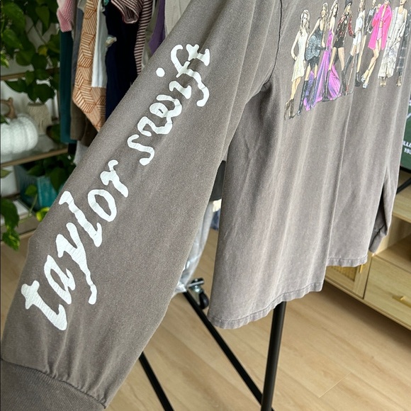 Taylor Swift Long Sleeve. Size medium. Gray. - Picture 3 of 5